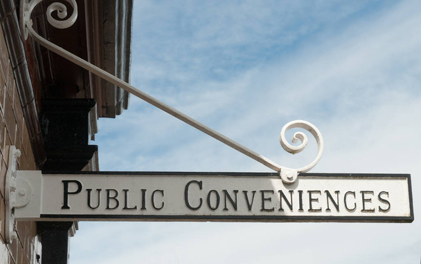 Conveniencias públicas Firme fuera de los antiguos aseos victorianos
 - Foto, Imagen