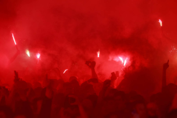 Fußballfans feiern Sieg mit brennenden Fackeln. - Foto, Bild