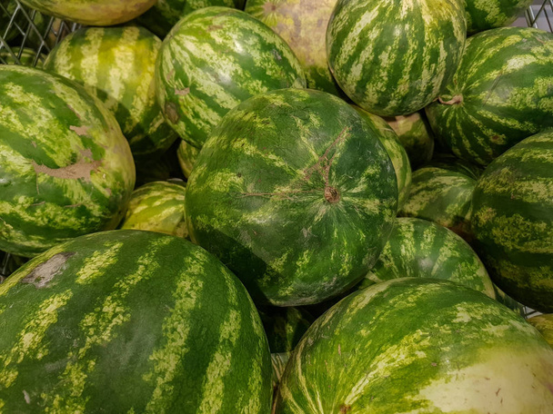 Zöld csíkos görögdinnye hazugság a kirakatba - Fotó, kép