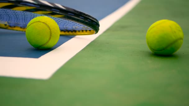 Close up van tennis apparatuur op de rechter. Sport, recreatie-concept. - Video