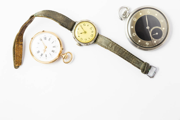 Siyah ve gümüş cep saati ve bir kol saati yıpranmış deri kayış ile klasik bir altın cep beyaz zemin üzerine saatı izlemek - Fotoğraf, Görsel