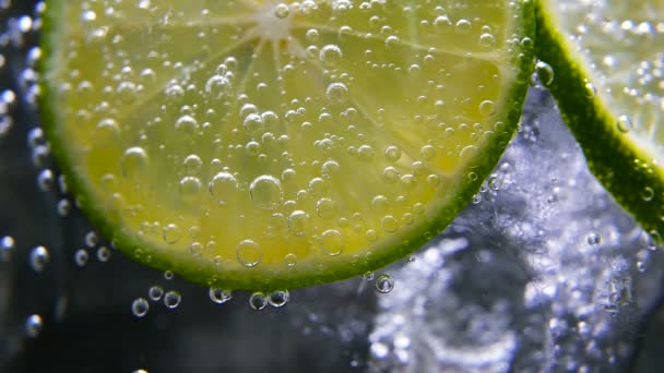 Detox oder Durst Konzept. gesunde, diätetische Ernährung. kalte Limonade, Limettengetränk. schwarzer Hintergrund - Filmmaterial, Video