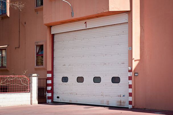 Cancello garage chiuso
 - Foto, immagini