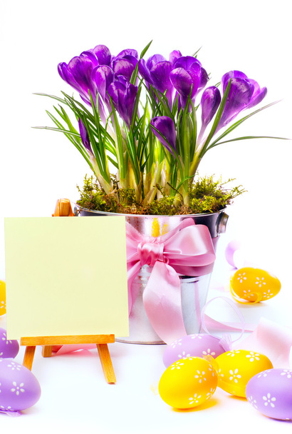 Tarjeta de Pascua con huevos y flores de primavera
 - Foto, imagen