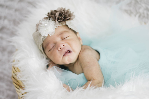 retrato de bebê recém-nascido bonito e adorável com banda cabeça dormindo em cesta. Nova vida e conceito de parentalidade
. - Foto, Imagem
