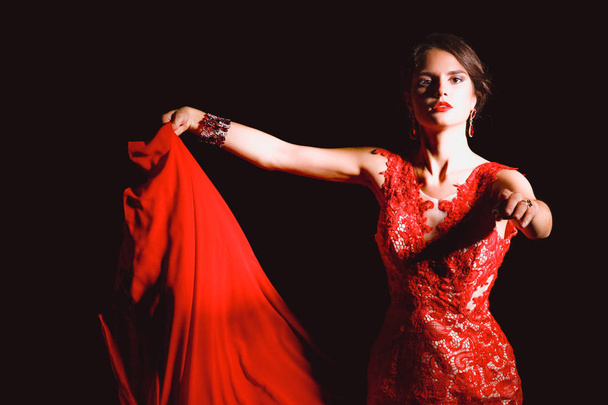 Jolie jeune modèle femelle aux cheveux foncés dans une robe rouge longue étonnante - Photo, image