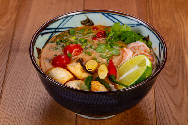 Sopa tailandesa Tom Yam com camarão
 - Foto, Imagem