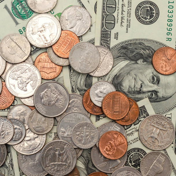 Διαφορετικό δολάρια ΗΠΑ, κέρματα και τραπεζογραμμάτια των Ηνωμένων Πολιτειών της Αμερικής. Οικονομική έννοια. Το Top view. Για τη μορφή στο instagram. Πλατεία. Γκρο πλαν. - Φωτογραφία, εικόνα