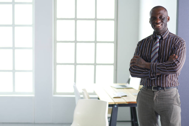 Portrait of an handsome black businessman standing in office - Fotografie, Obrázek
