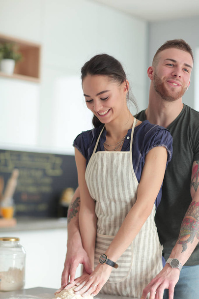 Jovem casal preparado bolo de pé na cozinha - Foto, Imagem