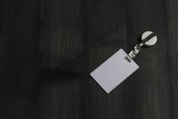 Näherungs- oder RFID-Karte zur Kontrolle von Sicherheit, Zutritt, Schutz auf schwarzem Holztisch. - Foto, Bild