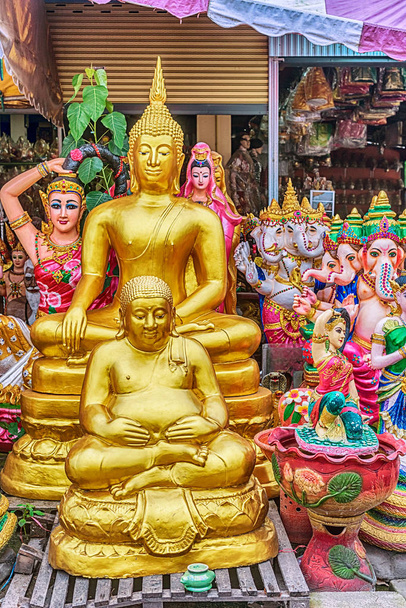 Buddhismus und hinduistische religiöse Artefakte auf der Straße in lang suan, Thailand - Foto, Bild
