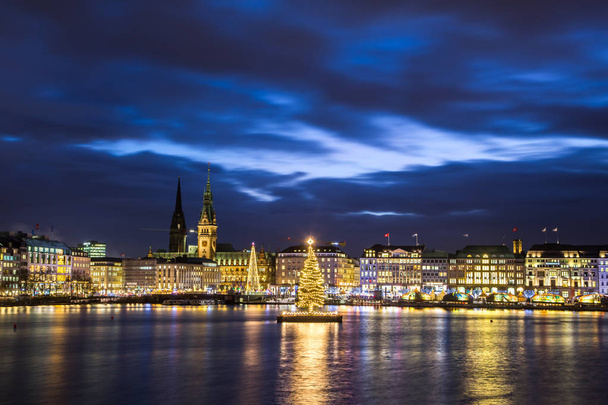 Noel Hamburg'da. Alster Gölü, Hamburg Rathaus görünümüne ve göl merkezinde kurulu bir Noel ağacı dekore edilmiş şehir merkezinin panoramik görünümü. Atmosfer yeni yıl. - Fotoğraf, Görsel