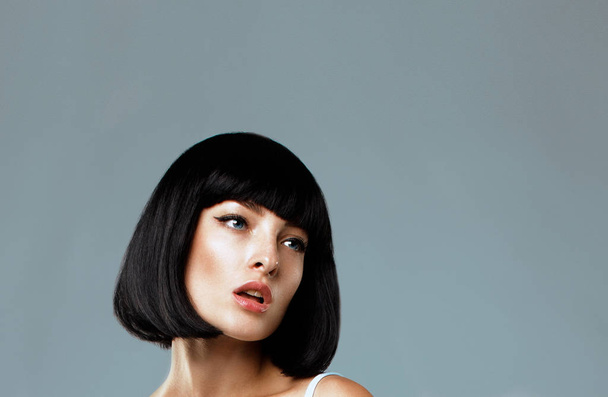 Meisje model met zwarte haren - Foto, afbeelding