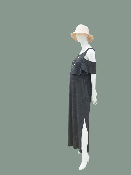 Full-length vrouwelijke etalagepop dragen jurk voor zwangere vrouwen, geïsoleerd. Geen merknamen of auteursrecht objecten. - Foto, afbeelding