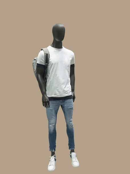 Full-length mannelijke etalagepop gekleed in zomer casual kleding, geïsoleerd. Geen merknamen of auteursrecht objecten. - Foto, afbeelding