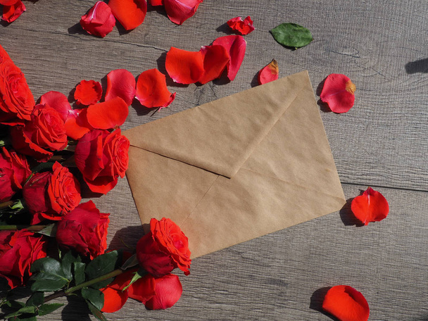 Envelop with white card and rose background. Top view., Envelope with flowers summer, spring - Foto, imagen