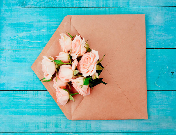 白いカードとバラの背景でエンベロープ。トップビュー., 花の入った封筒 夏, 春 - 写真・画像