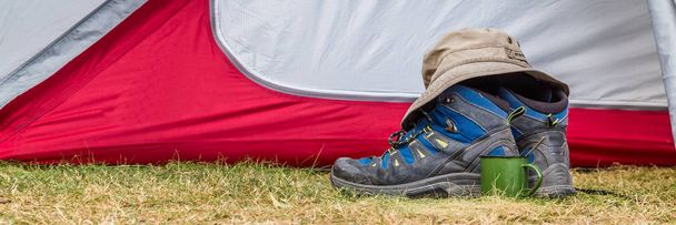 Bir çadır Boots yürüyüş - Fotoğraf, Görsel