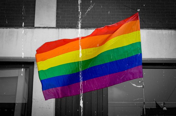 LMBT Szivárvány zászló elszigetelt fekete-fehér háttér képzőművészeti por hatás, sekély mélység-ból mező - Fotó, kép