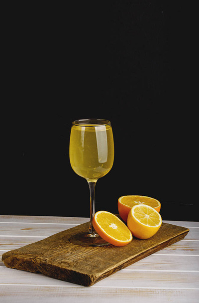 新鮮なオレンジジュースをグラスに入れて - 写真・画像