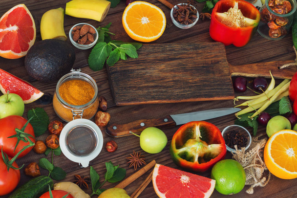 Gezonde voeding, schoon voedsel selectie: fruit, groenten, zaden, specerijen in bruin plankjes met vrije ruimte in het midden - Foto, afbeelding