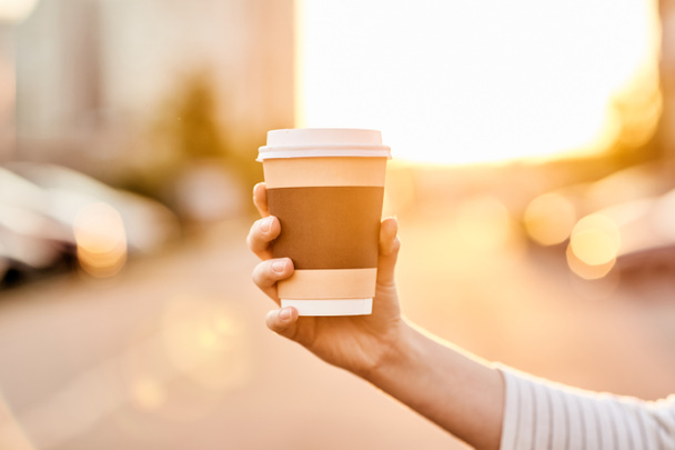 Girl gazdaság egy pohár kávét, naplementekor - Fotó, kép