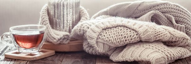 вязаные теплые свитера, уютная композиция в домашней атросфере
 - Фото, изображение