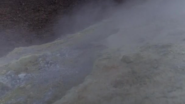 Серные пары поднимаются над кратерами вулкана Сицилия, Италия
 - Кадры, видео