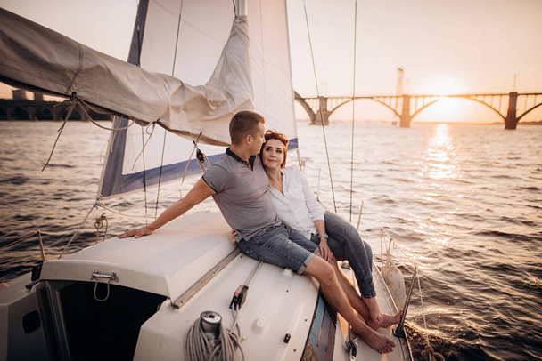 Romantikus pár a jacht a naplemente - Fotó, kép