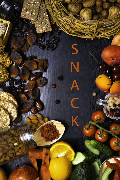 Fondo alimentario saludable. Colección con diferentes frutas, bayas y verduras Vegetarianos snacks saludables
 - Foto, imagen