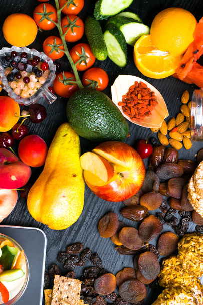 Zdrowe jedzenie tło z notebooka. Kolekcja z różnych owoców, jagody, orzechy, warzywa, miód zdrowe przekąski wegetariańskie - Zdjęcie, obraz
