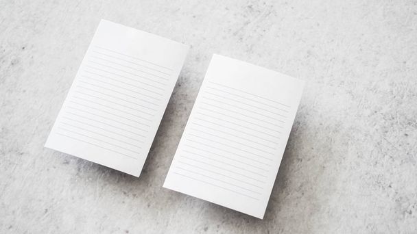 Stos biały notepapers na biały stół - Zdjęcie, obraz