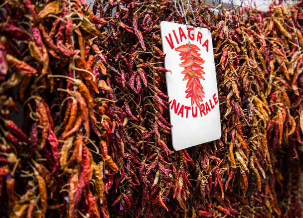 Piments rouges secs sur le marché
 - Photo, image