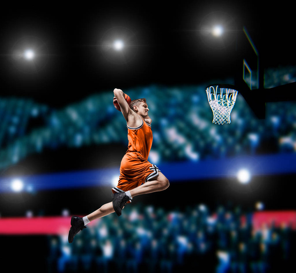 Basketballspieler macht Slam Dunk auf Basketball-Arena - Foto, Bild