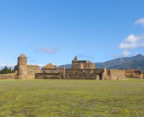 вид на средневековую крепость в Россе, Каталония, северная Испания
 - Фото, изображение