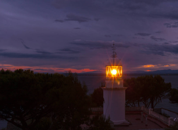 Ragyogó, sötét éjszaka a Spanyolország partjaitól világítótorony - Fotó, kép