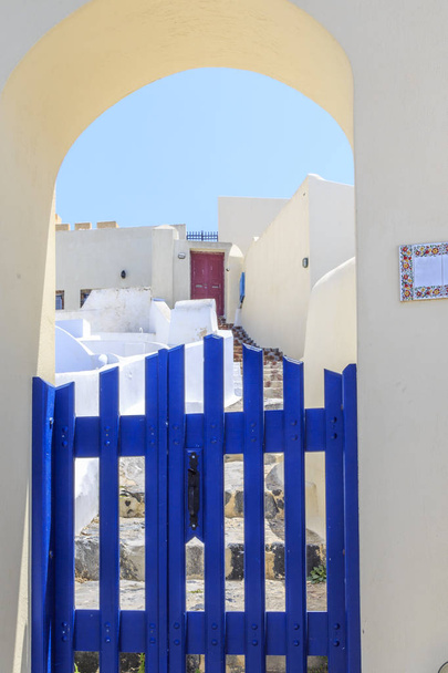 Tradycyjny dom wejście w ulicy Thira w Santorini, Grecja - Zdjęcie, obraz
