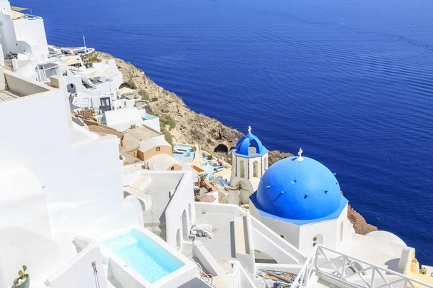 Διάσημο Μπλε Ναός της Οίας το top view με πισίνες στην Οία, Σαντορίνη, Ελλάδα - Φωτογραφία, εικόνα
