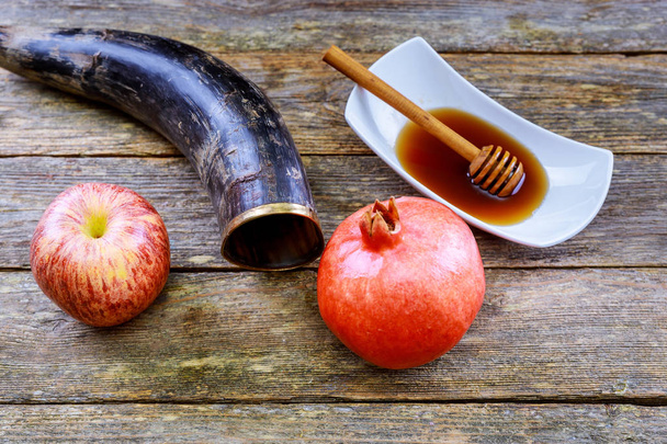 Shofar puupohjalla - Rosh hashanah Hunaja, omena ja granaattiomena perinteiset loma symbolit kippah yamolka
 - Valokuva, kuva