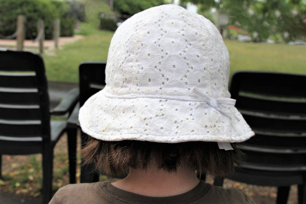 Vue arrière du chapeau blanc avec imprimé oeillet marguerite
  - Photo, image