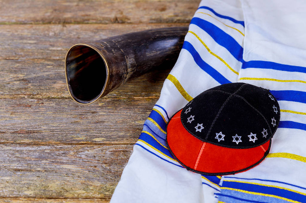 chifre de shofar ram e tallit rosh hashanah jewesh férias com Kippah e Talith
 - Foto, Imagem