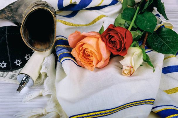 Chal de oración Tallit y Shofar cuerno kippah símbolo religioso judío
 - Foto, Imagen