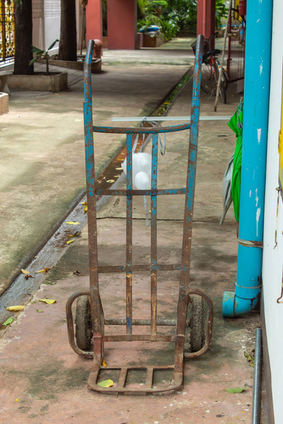 Старая стальная тележка 2 колеса
 - Фото, изображение