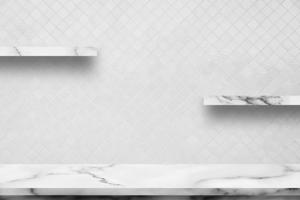 Wit marmeren tafel met witte Keramische decoratieve interieur kamer muur achtergrond. Voor weergeven of montage van uw producten. - Foto, afbeelding