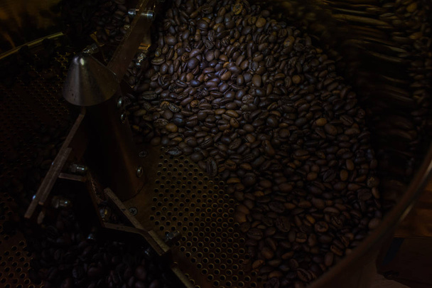 Les grains de café sont torréfiés dans une machine
. - Photo, image