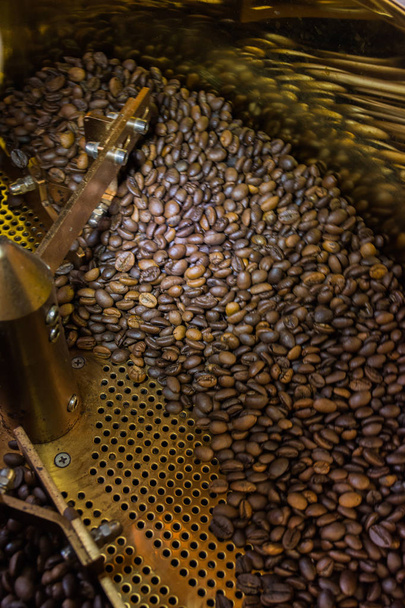 Los granos de café se tuestan en una máquina
. - Foto, Imagen