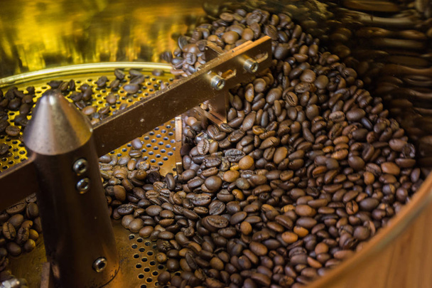 Kávová zrna jsou pečení ve stroji. - Fotografie, Obrázek