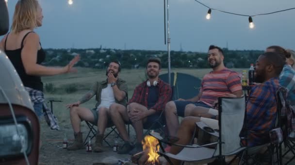 Γελώντας ποικίλες φίλους παίζοντας συλλαβόγριφους σε στρατόπεδο - Πλάνα, βίντεο