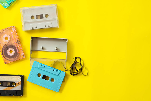 Vintage tape cassetterecorder op gele achtergrond, plat lag, top uitzicht. Retro technologie - Foto, afbeelding